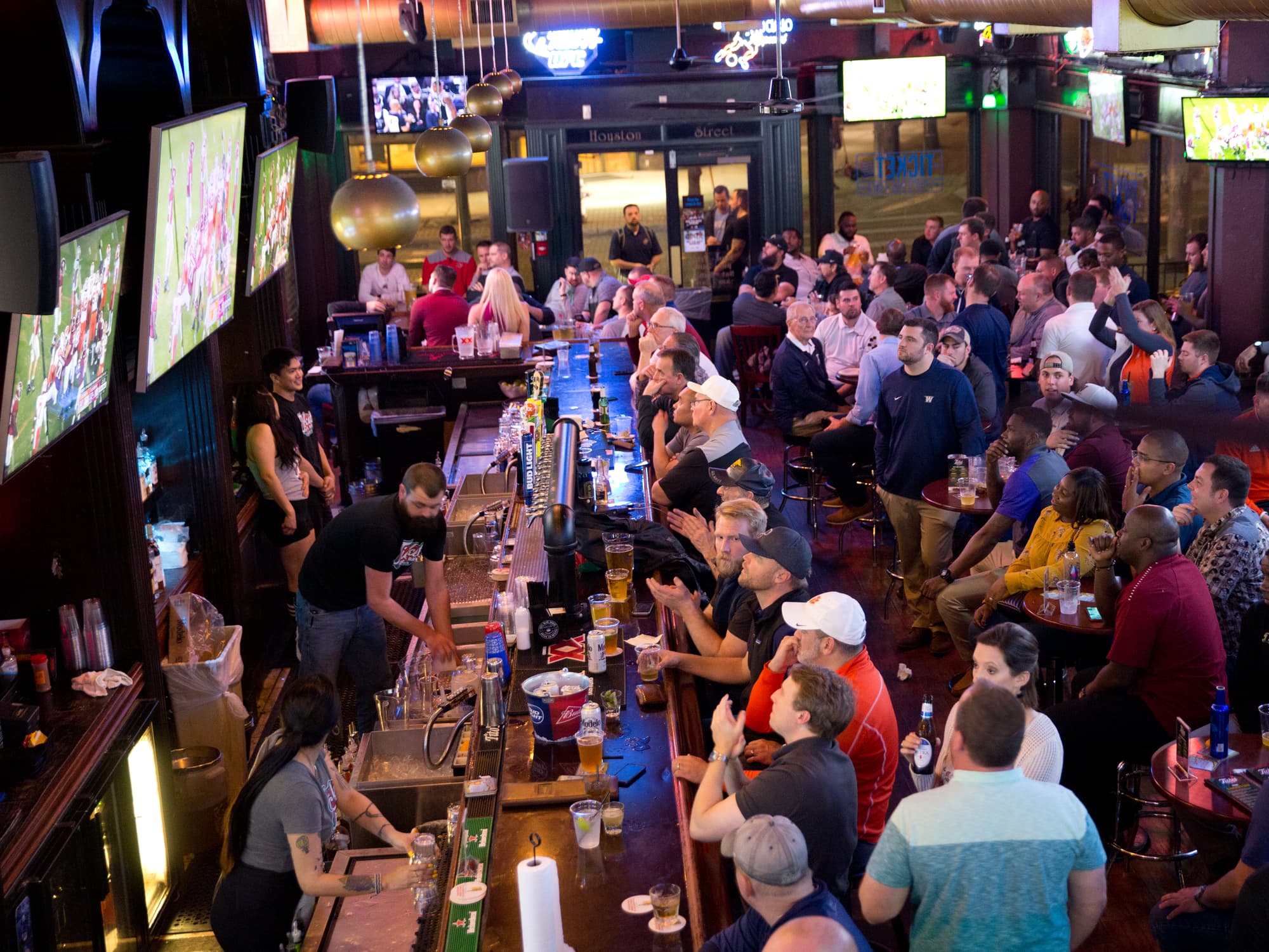 TheTicketSanAntonioRiverWalkSportsBar